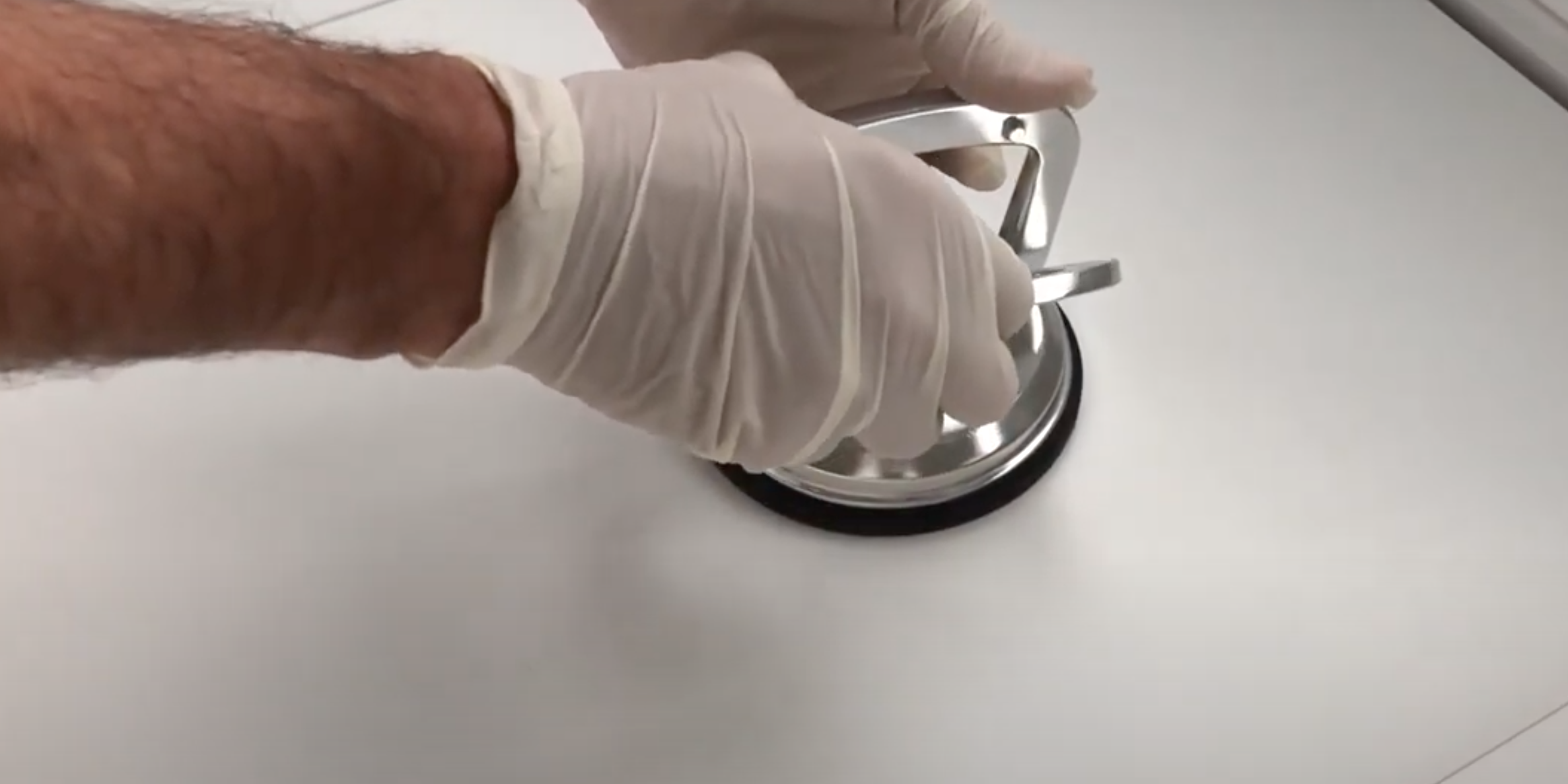 Conseil : retirer un plateau 3en1 à l'aide d'une ventouse - Vitrine réfrigérée OCF